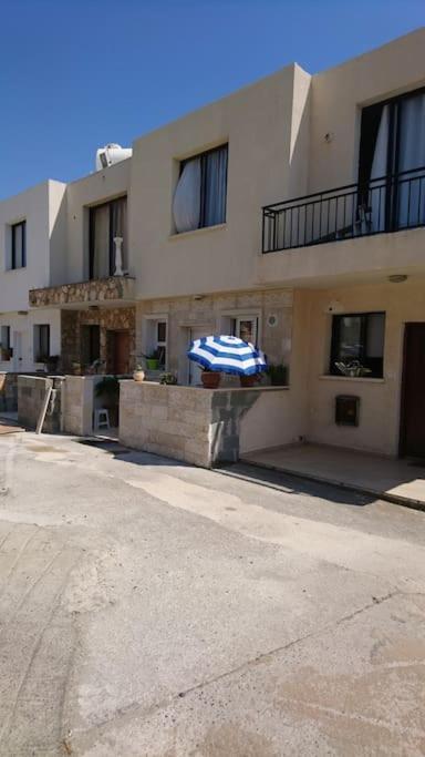 Isabella Court Townhouse Near Venus Beach And Lidl Paphos Exteriör bild